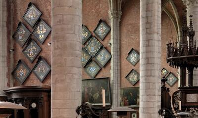 In de Sint-Michielskerk hangen 107 rouwborden of obiits die een inkijk geven in de stambomen van de oude Gentse elite