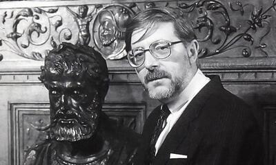 Conservator Herman Vandormael bij de buste van keizer Karel V in de Galerijzaal van het Kasteel van Gaasbeek 