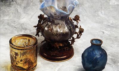Art Nouveau glas: Tabakspot "Fumer est Plaisir / Plaisir est Fumer", Vaas met distelversiering in bronzen montuur, Vaasje met drakenmotief, glas