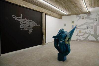 Erlend Van Landeghem, 9 Ov.Pe, installatie in Loods 12 in Waregem, 2013-2014, polyester, grafiet op acryl en acryl op papier