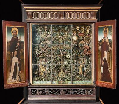 Anoniem, Besloten Hofje met Calvarie, de Heilige Maagd en Johannes de Evangelist, ca. 1525, mixed media, 109 x 188,5 cm 