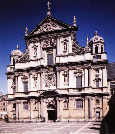De voorgevel van de Sint-Carolus Borromeuskerk in Antwerpen, vroeger de jezuïetenkerk