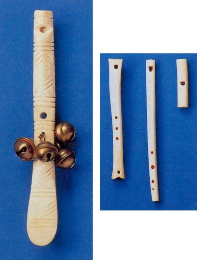 Reconstructie van een 17de eeuwse Rinkelbel gemaakt van been. In de Préhistorie kon op benen fluiten vrolijke muziek gemaakt worden. 