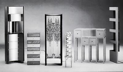 Groepsfoto: het kastje van 1994. Van links naar rechts: "Searching fora battle", multifunctionele kast van Fabiaan Van Severen; ''TI-pi", meubel met pivoterende laden van KLOK Design (Lydia Kümel & Koen Ooms); "Lazarus", barkastje van Koenraad Dewul(; "Robo /", juwelenkastje-object van Willy A.D.D. Van De Velde; "Duizendpoot", ladenkast van André Verroken; "Stock", boekenrek van Jo Klaps