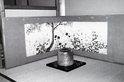 Een kleine furosaki-byobu: een laag kamerscherm met twee panelen zoals het wordt gebruikt bij de thee-ceremonie. Hyogu