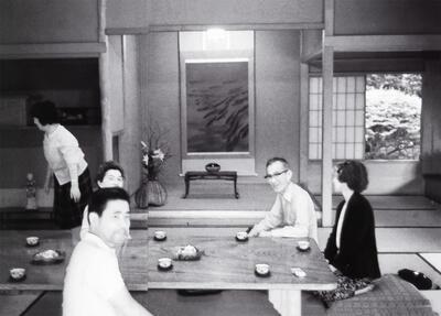 Thee wordt gedronken terwijl men aan lage tafels op tatami-matten zit. Hyogu