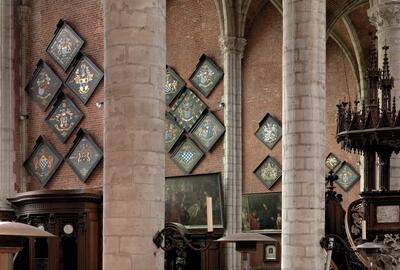 In de Sint-Michielskerk hangen 107 rouwborden of obiits die een inkijk geven in de stambomen van de oude Gentse elite
