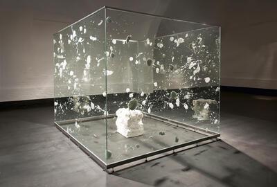 Michel François, Pavillon, 2002, glas, staal en plasticine, 
