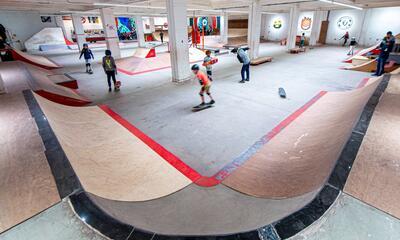 Met ‘Byrrrh and Skate’ bouwde Youssef Abaoud zelf een indoor skatepark in Brussel, waar jongeren elkaar eindelijk ook tijdens de natte wintermaanden kunnen ontmoeten