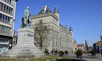 Zicht op het Geeraard de Duivelsteen met vooraan het standbeeld van Lieven Bauwens.