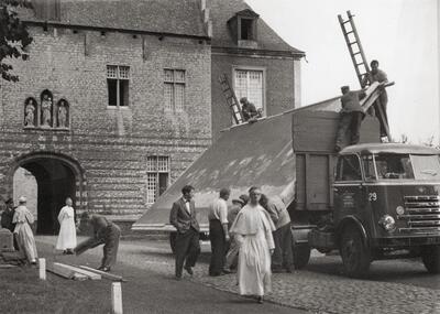 1958: het gigantische doek wordt op een vrachtwagen geladen en vertrekt naar Brussel voor restauratie