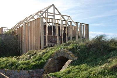 Jonas Vansteenkiste en Veerle Michiels, Front, 2014, installatie op domein Raversijde, bunker, hout, landschap en historiek van de plek, 