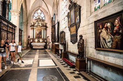 van Dyck, Het Sint-Kwintenskoor met profetenbeelden uit het midden van de 17de eeuw, epitaven uit de 16de en 17de eeuw, een altaarschilderij van David I Teniers, een Graflegging naar Hugo van der Goes…