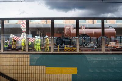 De Pays de Waes uit 1842 verlaat het oude museum in het Brusselse Noordstation FOTO: NICK HANNES, Train World,