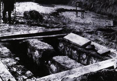 Het graf van Koninksem tijdens de ontdekking in 1880, Tongeren,