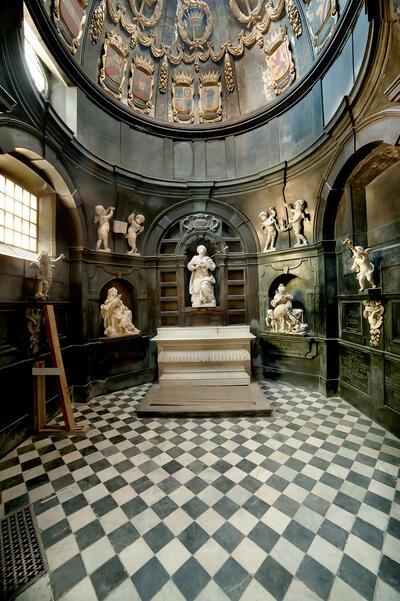 Caritas, Sint-Ursulakapel, Onze-Lieve-Vrouw ten Zavel, Brussel. Het achthoekige interieur van de Sint-Ursulakapel.