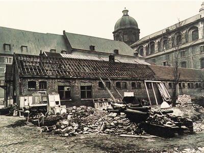 Afbraak van de kazerne­gebouwen in de oostsector (Scheldegevel) van de Sint­-Pietersabdij,  1958  Sint-Pietersabdij, Gent 