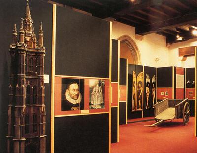 De stoutmoedige diefte van het Lam Gods. Zestig jaar speuren naar de Rechtvaardige Rechters, opstelling in de kapittelzaal van Hendrik De Smedt, tentoonstellingsarchitect van de Sint-Pietersabdij, 199S 