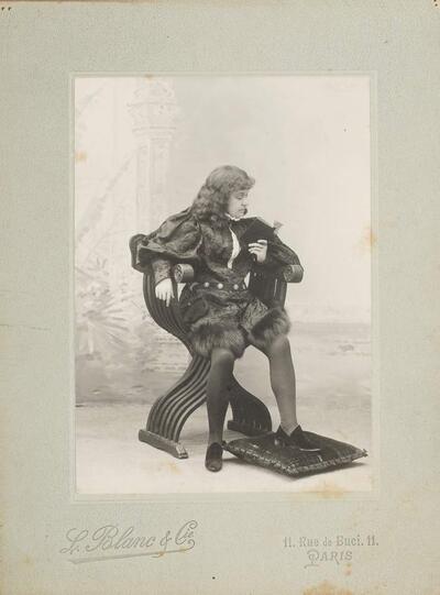 Markiezin Arconati Visconti als page zittend, ca 1880, collectie Kasteel van Gaasbeek