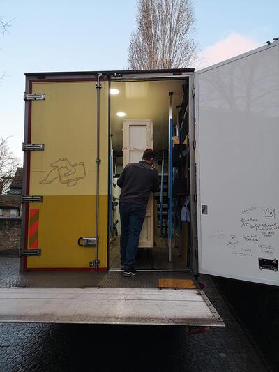 de kist wordt zorgzaam in de vrachtwagen  geplaatst, klaar voor de reis naar Berlijn,   foto: Steven Kersse. Topstukken
