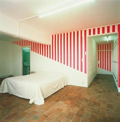 Photo-souvenir: Daniel Buren, Le Décor et son Double, werk in situ, Chambres d’Amis, Raas van Gaverestraat, Gent, 1986; details