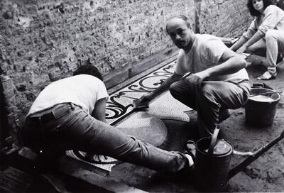 Italiaanse mozaïekwerkers restaureren de vloer van een terras, Beeldverhaal
