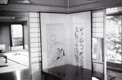 Een hoek van een kamer met geopende shoji. Hyogu