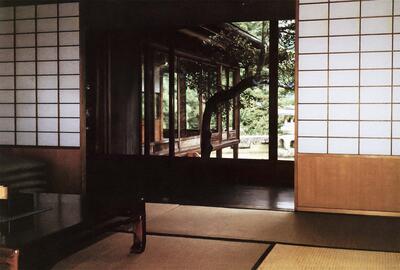Een opengeschoven shoji, die uitgeeft op de engawa met uitzicht op de tuin. Hyogu