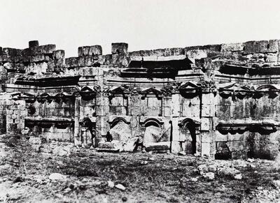 Maxime Du Camp (Frankrijk, 1822-1894), Baalbeck, zicht op de omwalling van de tempels van de Zon en Jupiter. Fotografie