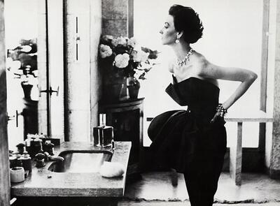 Richard Avedon (VS. 1923), Dorian Leigh in "evening dress" van Piguet in het appartement van Helena Rubinstein, He-St.-Louis, Parijs,  Fotografie