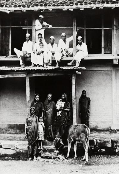 Edouard Boubat (Frankrijk, 1923), Hindou-familie in Alandi bij Poona, Indië. Fotografie