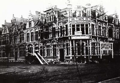 Een huizenrij tijdens de wederopbouw in leper, architectuur, Interbellum