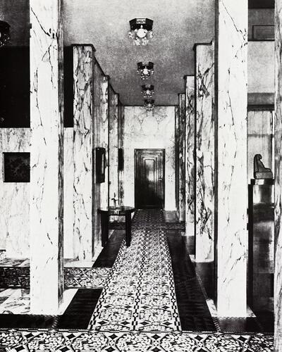 Josef Hoffmann (1870-1956), Het Stoclethuis, de woonhal, doorgangsruimte naar de werkkamer van de heer Stoclet.