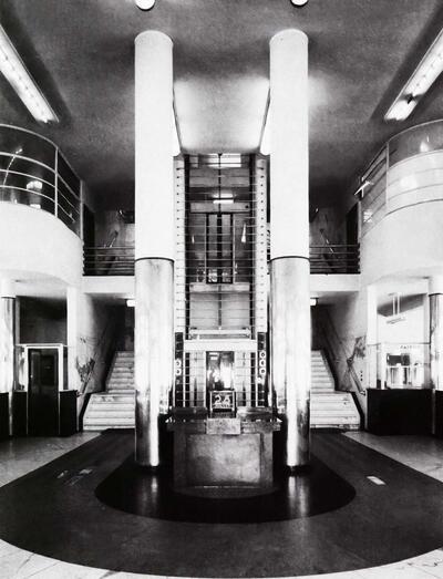Maxime Brunfaut (1909), De inkom van het kantoorgebouw "Sociale Voorzorg", architectuur, Interbellum