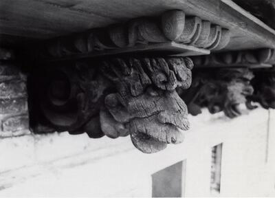 Caermersklooster, infirmerie. Gerestaureerde console. Ruïnes, Monumenten