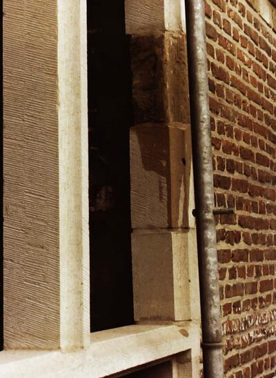 Caermerskloosters, infirmerie. Verharden van de witte zandsteen door kiezelzuur­oplossing. Ruïne, monumenten