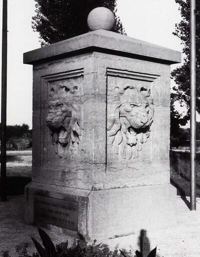 Leeuwekoppen uit de Mechelenpoort. Ruïne, Monumenten