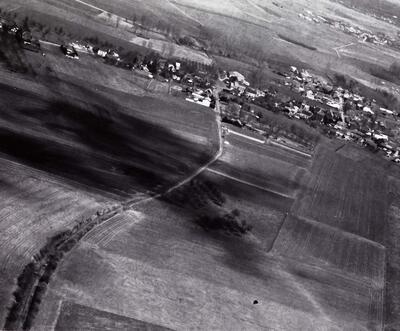 Luchtopname van het tracé van de Romeinse weg (Bavai-­Keulen) op het grondgebied van Millen (deelgemeente Riemst bij Tongeren). Ruïnes, Monumenten