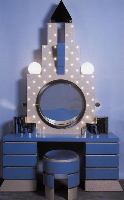 Ontwerp: Michael Graves (U.S.A., 1934). Uitvoering: Memphis, Milaan. Toilet-kast "Plaza", meubel