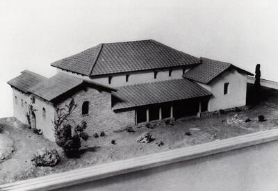 Model van een porticus-villa. Ruïne, Monumenten