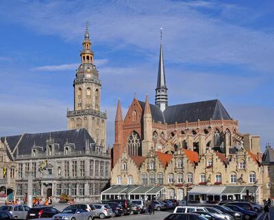 Sint-Walburgakerk & Stad- en Landshuis Veurne - Grote Markt