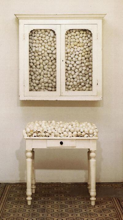 Marcel Broodthaers (1920-1976), Table blanche et armoire blanche, Assemblage in België