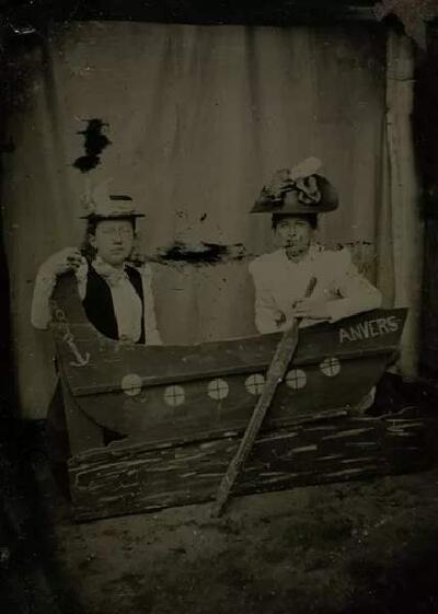 Anoniem, Studioportret van twee dames in een bootje, ca. 1905, Collectie FOMU 2024/11