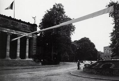 Daniel Buren (Frankrijk, 1939), Passage, 1980. Kunst voor musea.