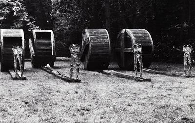 Magdalena Abakanowicz (Polen, 1930), Four standing figures and four wheels, 1983. Kunst voor musea