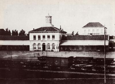 Louis-Pierre Théophile chevalier Dubois de Néhaut (Frankrijk, België, 1799-1872), Mechelen, het stationsgebouw. Omstreeks 1860. Fotografie