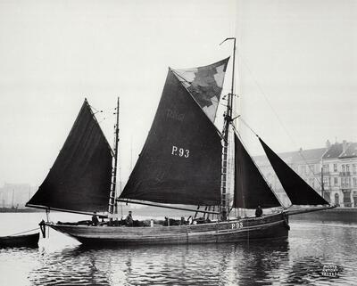 Maurice Antony (1883-1936), Portret van de vissersboot P.93 in het Eerste Handelsdok te Oostende. Schilders van de zee