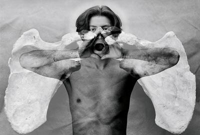 ‘De Engel’ van fotograaf Daniel Hernández-Salazar symboliseert de oproep tot erkenning van de genocide in Guatemala in de jaren 1980.  Kazerne Dossin,