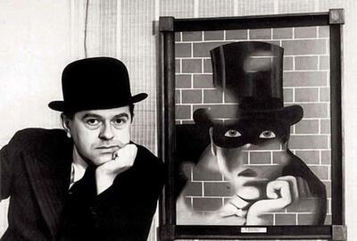 René Magritte poseert met zijn schilderij ‘Le Barbare’