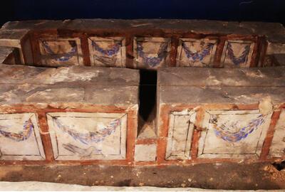 De tombe zoals ze opgesteld stond in de kathedraal van Luik, Tongeren,
